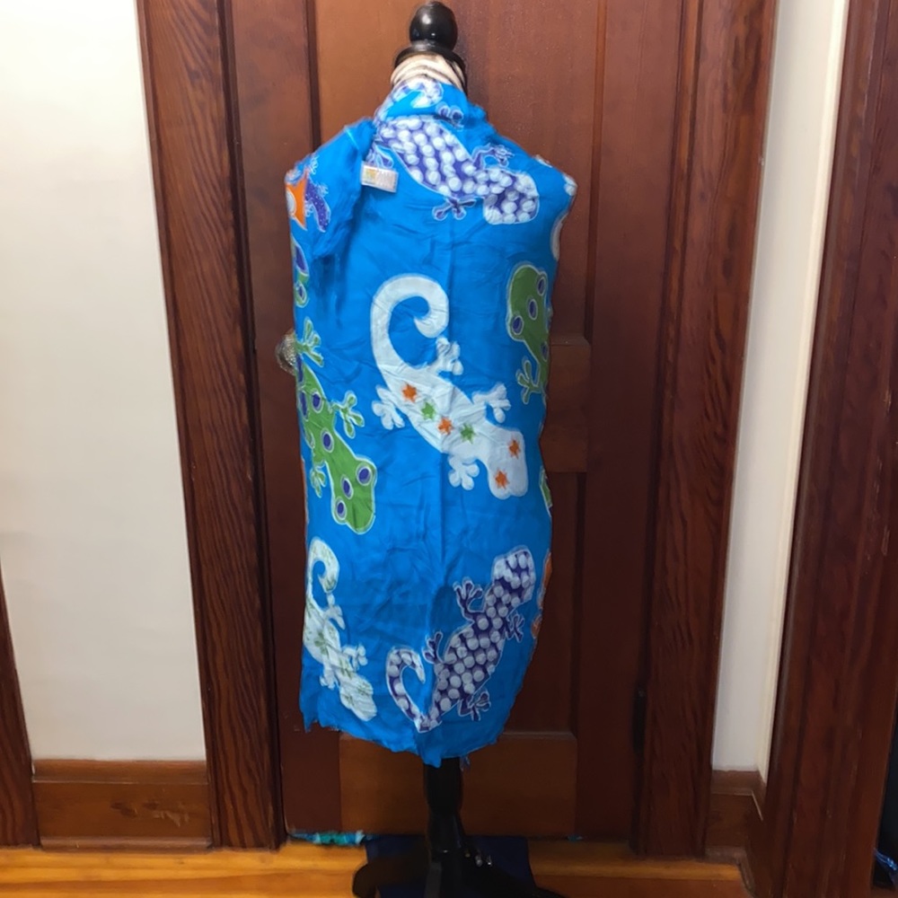 Blue with geckos swim sarong, one size made in Indonesia - Picture 6 of 6